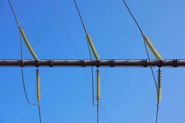 蓝天下的输电线路 低角度视野 — 图库照片