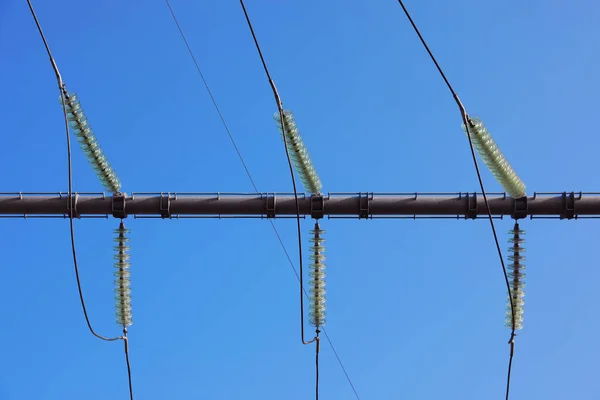 Linee Elettriche Trasmissione Contro Cielo Blu Vista Basso Angolo — Foto Stock