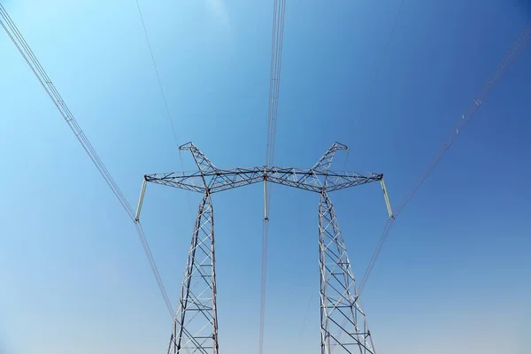 Hochspannungsmast Mit Stromleitungen Vor Blauem Himmel Blick Den Niedrigen Winkel — Stockfoto