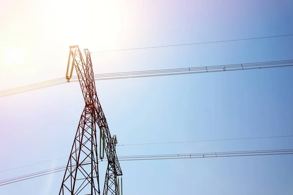 Torre Alto Voltaje Con Líneas Eléctricas Transmisión Electricidad Contra Cielo — Foto de Stock