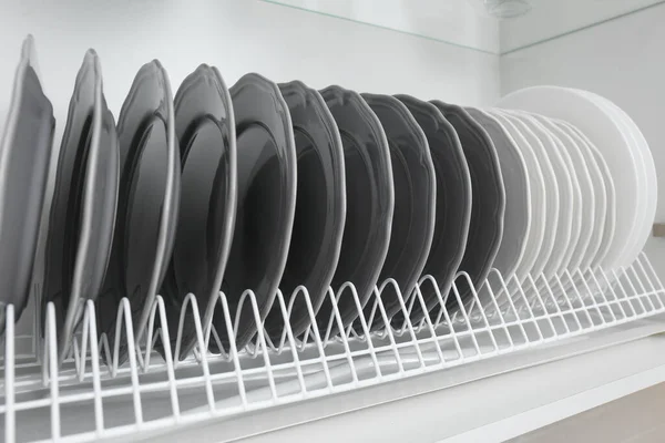 Wäscheständer Mit Sauberen Tellern Küchenschrank Nahaufnahme — Stockfoto