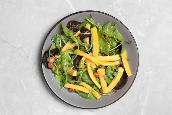 Délicieuse Salade Carottes Fraîches Servie Sur Table Marbre Gris Vue — Photo