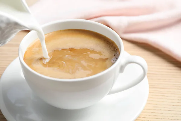 Milch Tasse Heißen Kaffee Auf Holztisch Gießen Nahaufnahme — Stockfoto