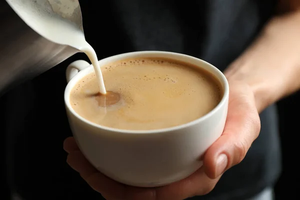 Mujer Vertiendo Leche Taza Café Caliente Primer Plano —  Fotos de Stock