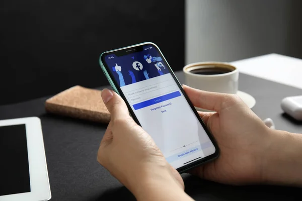 Mykolaiv Ukraine Juli 2020 Frau Hält Iphone Mit Facebook App — Stockfoto