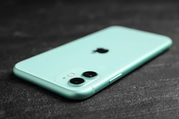 Mykolaiv Ukraine กรกฎาคม 2020 New Modern Iphone Green Black Background — ภาพถ่ายสต็อก