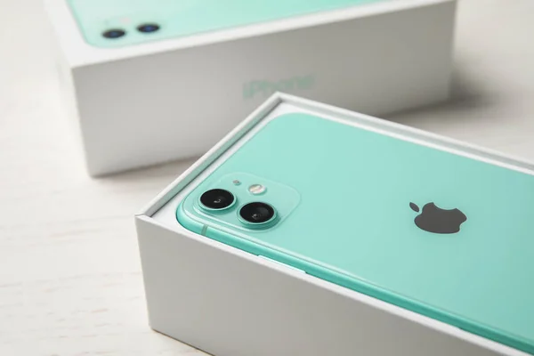 Mykolaiv Ukraine กรกฎาคม 2020 New Modern Iphone Green ในกล องเด — ภาพถ่ายสต็อก