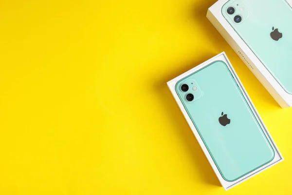 Mykolaiv Ukraine Július 2020 Modern Iphone Zöld Eredeti Doboz Sárga — Stock Fotó