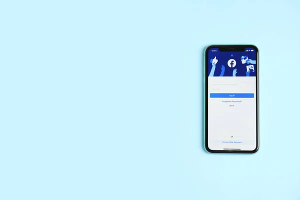 Mykolaiv Ucraina Luglio 2020 Iphone Con Applicazione Facebook Sfondo Azzurro — Foto Stock