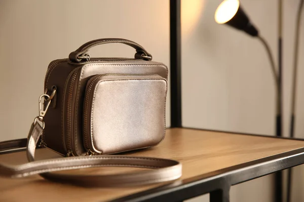 Elegante Bolso Gris Estante Boutique Lujo — Foto de Stock