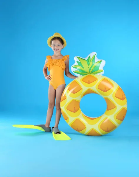 Söt Liten Barn Strandkläder Med Uppblåsbar Ring Ljusblå Bakgrund — Stockfoto