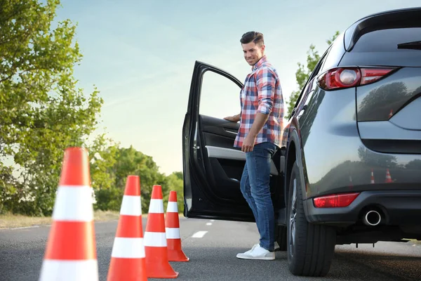 Hombre Cerca Coches Conos Tráfico Aire Libre Examen Autoescuela — Foto de Stock