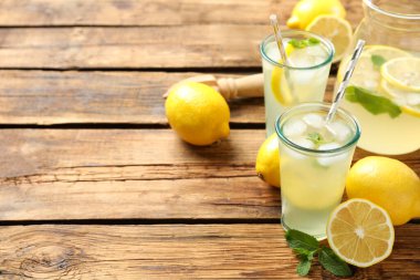 Nane aromalı doğal limonata, yazı için yer. Yaz ferahlatıcı içecek