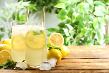 Nane aromalı doğal limonata, yazı için yer. Yaz ferahlatıcı içecek