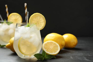 Nane aromalı doğal limonata, siyah arkaplana karşı, yazı için yer. Yaz ferahlatıcı içecek