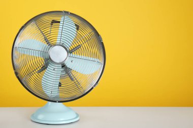 Beyaz masada modern elektrikli vantilatör. Metin için boşluk