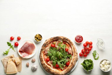 Etli ve roka aromalı lezzetli bir pizza. Metin için boşluk