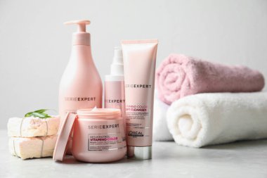 MYKOLAIV, UKRAINE - AĞUSTOS 08, 2020: L 'Oreal saç bakım kozmetik ürünleri ve açık gri mermer masa üzerindeki sabunlar