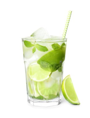 Beyaz bardakta nefis mojito.