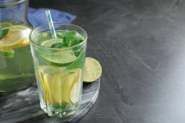 Soda ve gri masada taze limonata ile yapılan lezzetli limonata. Metin için boşluk