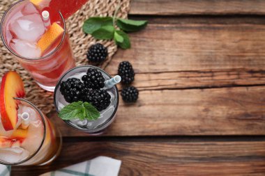 Farklı lezzetli limonatalar. Soda ile ahşap masada yapılır. Metin için boşluk