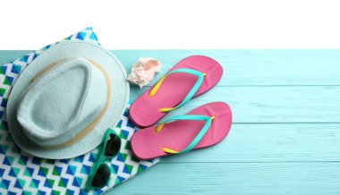 Plaj aksesuarları açık mavi ahşap masada, düz yatıyordu.