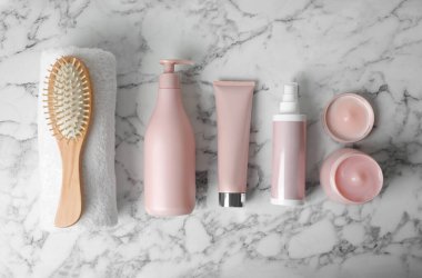 Farklı saç ürünleri, beyaz mermer masa üzerinde havlu ve fırça, düz yatak