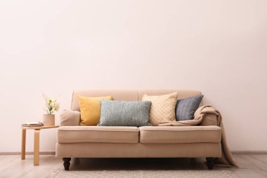 Konforlu bej koltuklu basit oda içi, metin için boşluk.