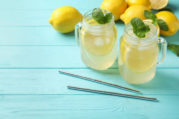 Limonada Natural Com Hortelã Sobre Mesa Madeira Azul Claro Espaço — Fotografia de Stock