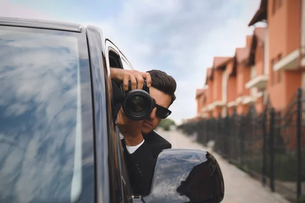 Magánnyomozó Kamerával Kémkedik Autóból — Stock Fotó