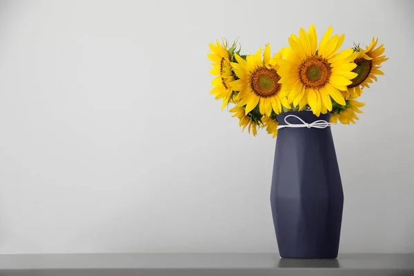 Ramillete Hermosos Girasoles Jarrón Sobre Mesa Cerca Pared Luz Espacio — Foto de Stock