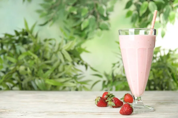 Sabroso Batido Leche Fresca Con Fresas Mesa Madera Blanca Contra —  Fotos de Stock