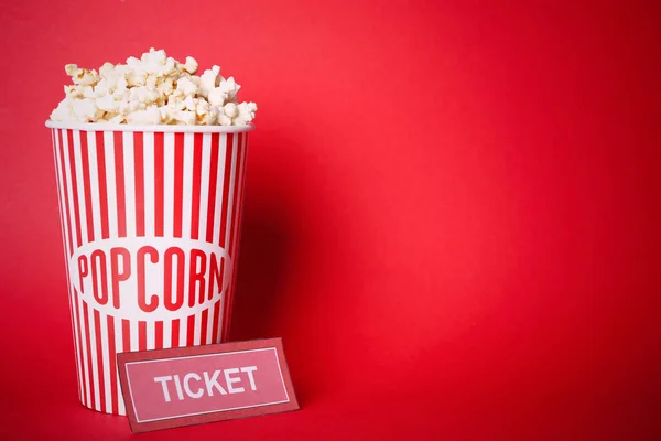 Leckeres Popcorn Und Eintrittskarte Auf Rotem Hintergrund Raum Für Text — Stockfoto