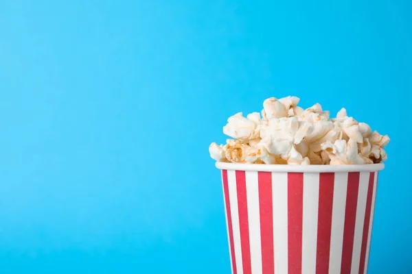 Köstliches Popcorn Auf Hellblauem Hintergrund Nahaufnahme Raum Für Text — Stockfoto