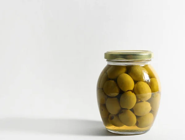 Tarro Vidrio Con Aceitunas Vinagre Sobre Fondo Blanco Espacio Para — Foto de Stock