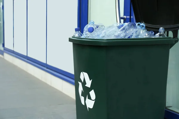 Viele Benutzten Plastikflaschen Mülltonnen Freien Recycling Problem — Stockfoto