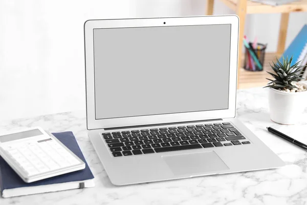 办公室桌上有空白屏幕的现代笔记本电脑 — 图库照片