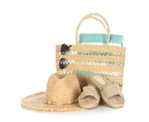 Sac Avec Accessoires Plage Sur Fond Blanc — Photo