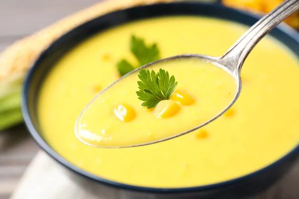 Colher Sopa Milho Cremoso Delicioso Sobre Tigela Close — Fotografia de Stock