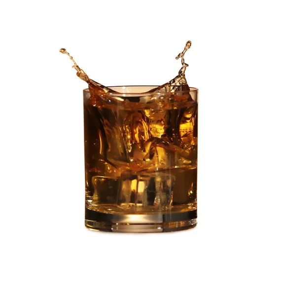 Whiskey Salpicando Vidro Fundo Branco — Fotografia de Stock