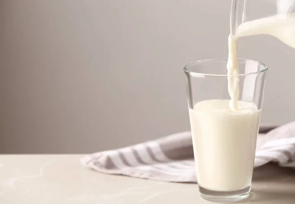 Verter Leche Vaso Sobre Mesa Sobre Fondo Gris Espacio Para —  Fotos de Stock