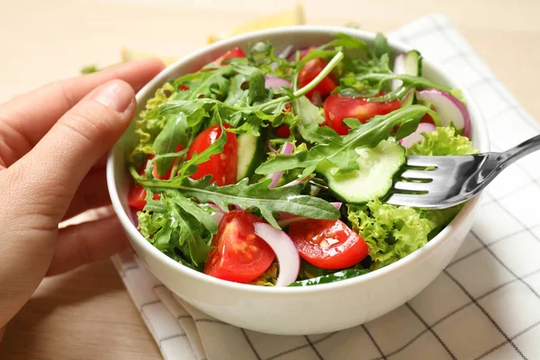 Frau Isst Köstlichen Salat Mit Rucola Und Gemüse Holztisch Nahaufnahme — Stockfoto