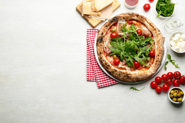 Leckere Pizza Mit Fleisch Und Rucola Flach Gelegt Raum Für — Stockfoto