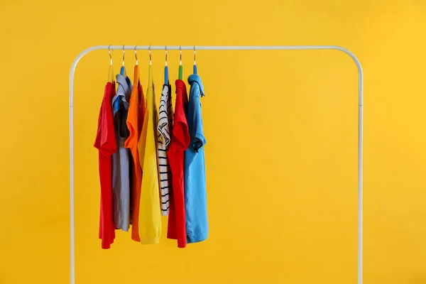 Bastidor Con Ropa Elegante Para Niños Sobre Fondo Amarillo —  Fotos de Stock