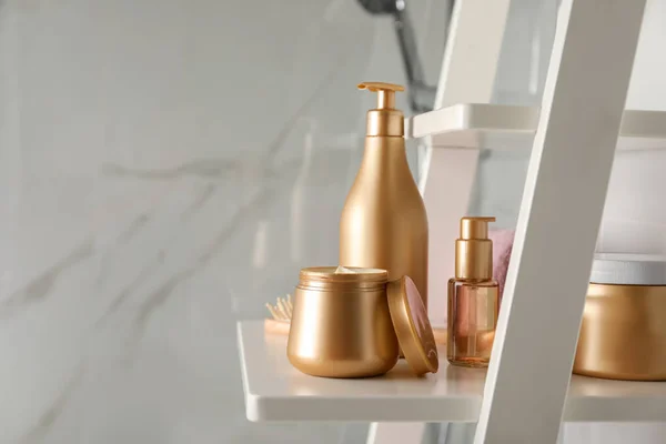 Diferentes Productos Para Cuidado Del Cabello Toalla Unidad Estanterías Baño — Foto de Stock