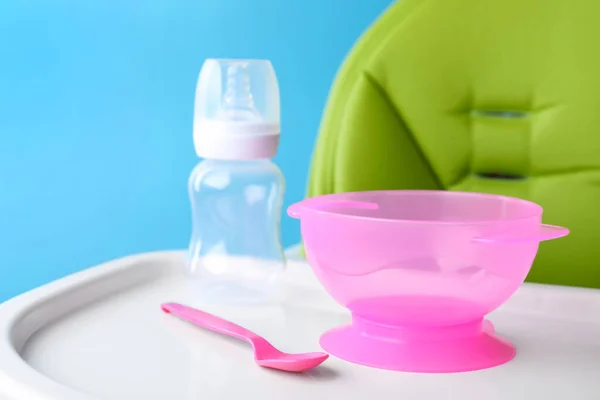 Набор Пластиковой Посуды Белом Кормовом Столе Обслуживание Детского Питания — стоковое фото