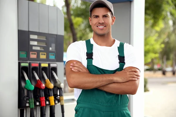 Werknemer Uniform Bij Modern Tankstation — Stockfoto