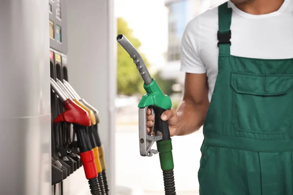 Werknemer Met Benzinepomp Mondstuk Bij Modern Tankstation Close — Stockfoto