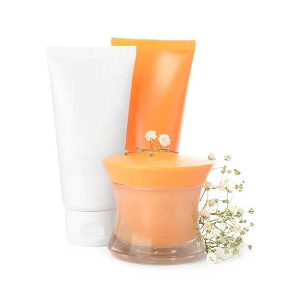 Kosmetische Produkte Und Blumen Auf Weißem Hintergrund — Stockfoto