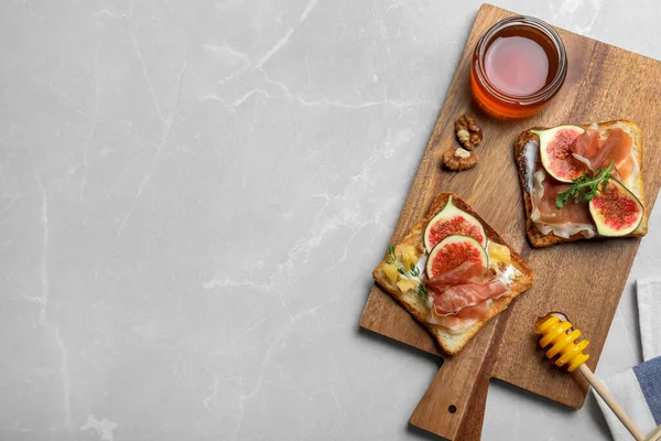 美味的三明治与无花果 意大利面和奶酪在轻薄的桌子上 顶部视图 案文的篇幅 — 图库照片